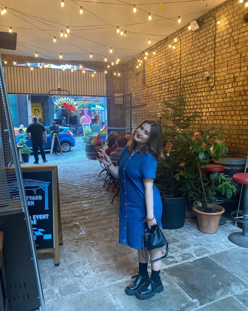 chloe_noone_'s tweet photo. LIMF was beautiful! The crowd was amazing, thank you to anyone who stopped by. The acts were brilliant and the night was so much fun! @LIMFestival https://t.co/0O4Up5cVTD