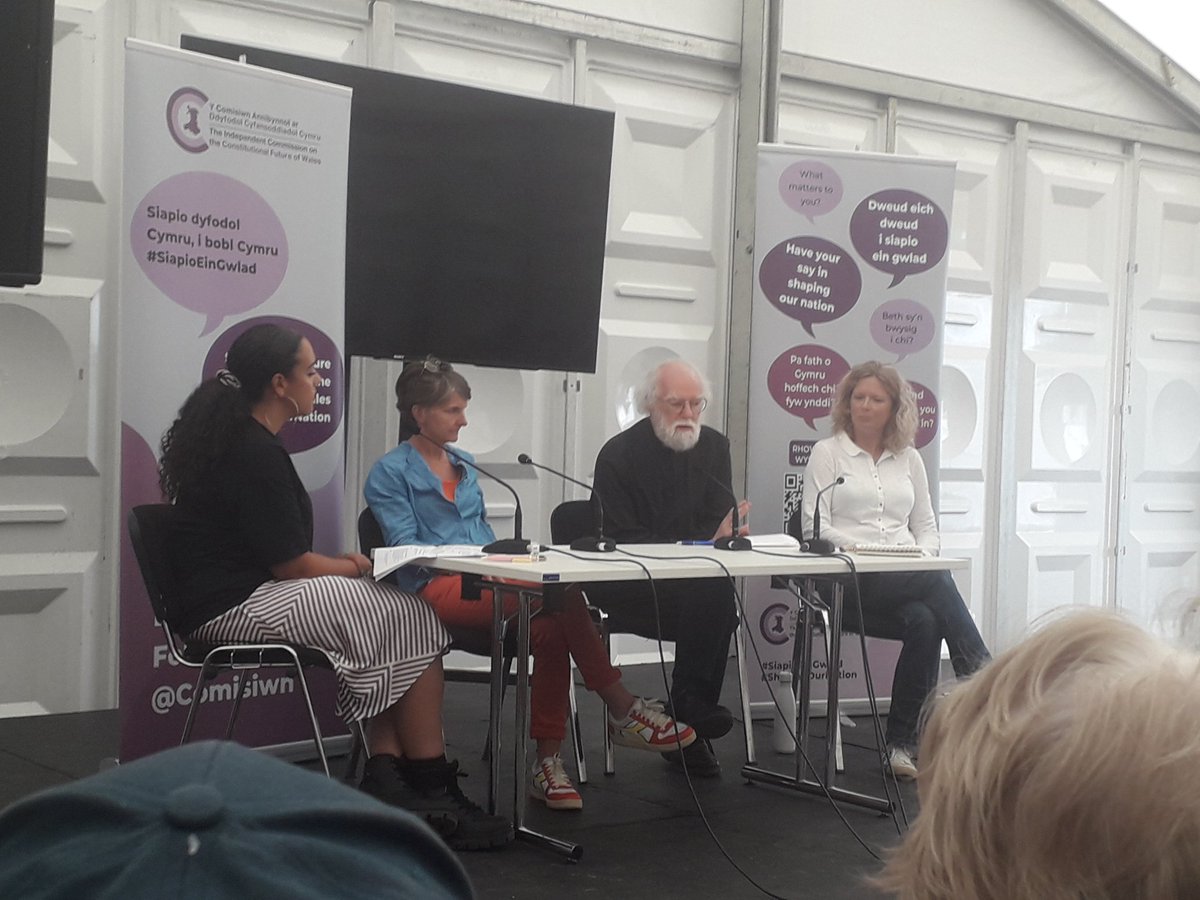 Rowan Williams, <a href="/LauraMcAllister/">Laura McAllister 🏴󠁧󠁢󠁷󠁬󠁳󠁿</a> ac <a href="/anwen_elias/">Anwen Elias</a> yn gosod gwaith trawsbleidiol <a href="/Comisiwn/">Comisiwn y Cyfansoddiad / Constitution Commission</a> #SiapioEinGwlad yng nghyd-destun ansefydlogrwydd gwleidyddol presennol gwledydd Prydain. Discussing #ShapingOurNation across party divides in Wales in context of UK political instability.