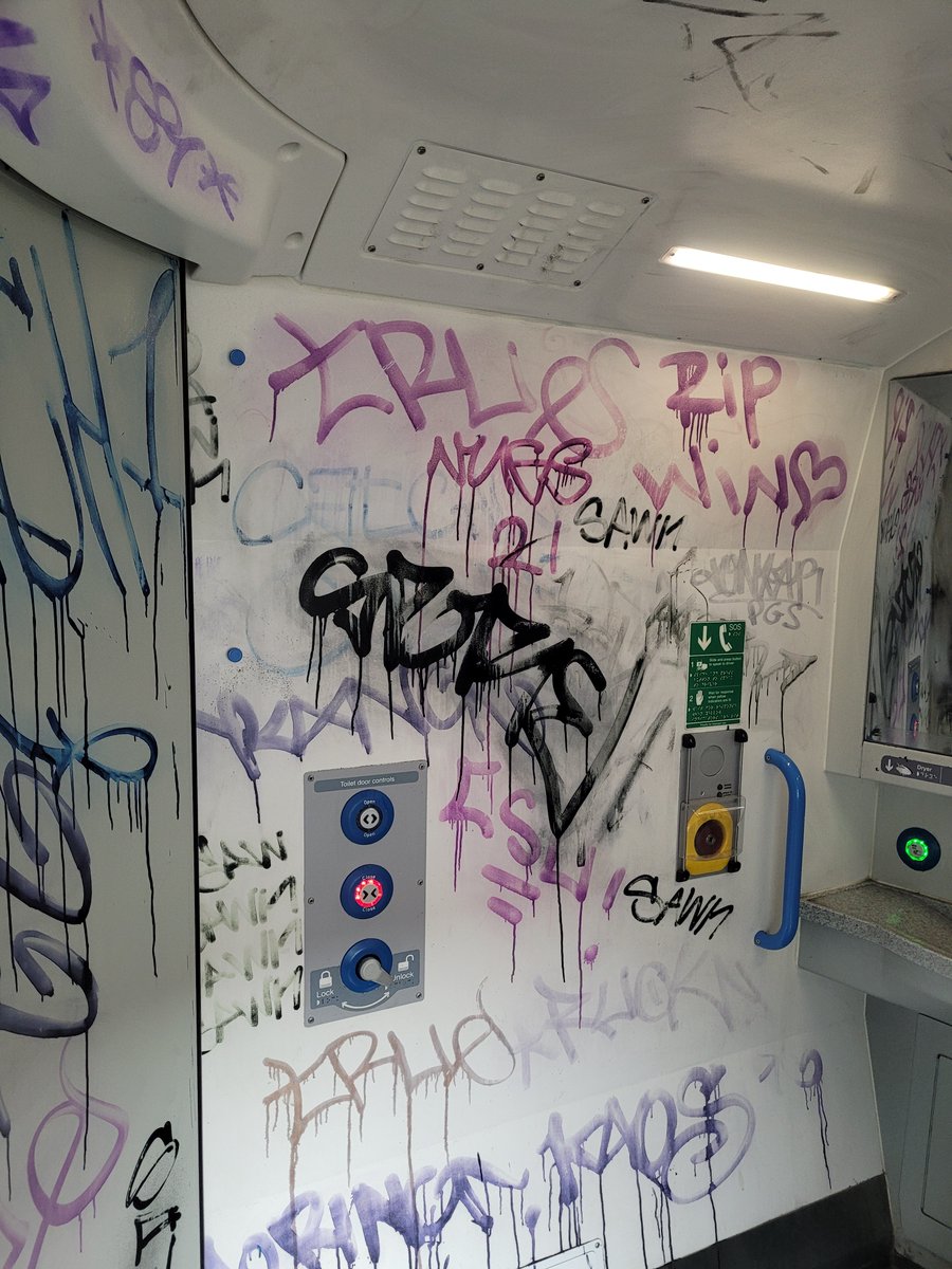 FlTeather's tweet photo. @TLRailUK I donno maybe I'm being unlikely but all your bathrooms seem to look like this. https://t.co/rDgii2hc7u