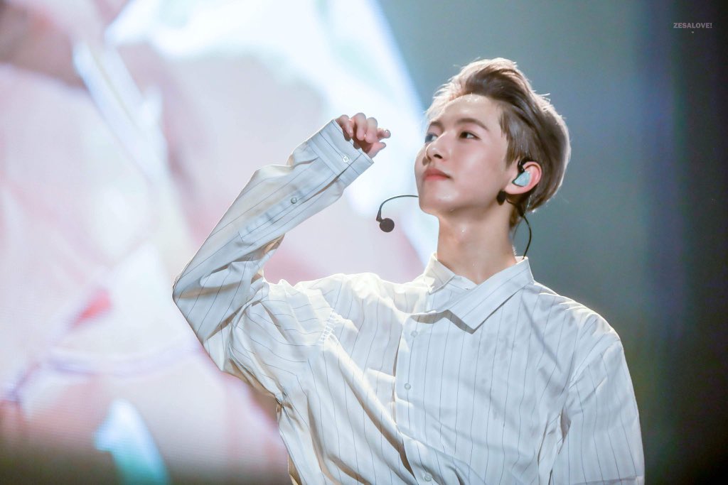 renjunsfluffy's tweet photo. these pictures of renjun screams royalty https://t.co/CY9HdNsMfw