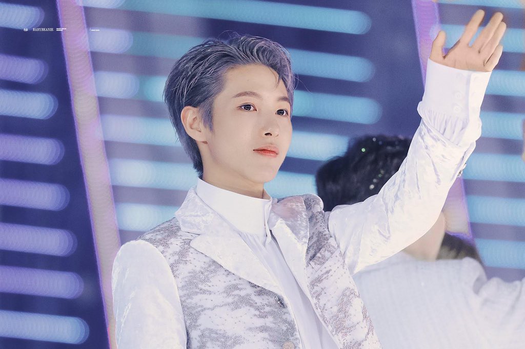 renjunsfluffy's tweet photo. these pictures of renjun screams royalty https://t.co/CY9HdNsMfw