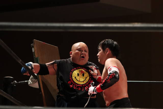chika_dahlia's tweet photo. 2022/7/24(日)
大日本プロレス「大阪サプライズ60~STRONG WORLD 2022」
阿倍野区民センターw
第5試合より
アブドーラ・小林 vs 木髙イサミ
2枚目の写真。小アブ選手が板に木高選手の額を打ち付けた上に、ゆっくり上下させるというね💦
#basara_pw #bj2 https://t.co/JVDGkTLAMR