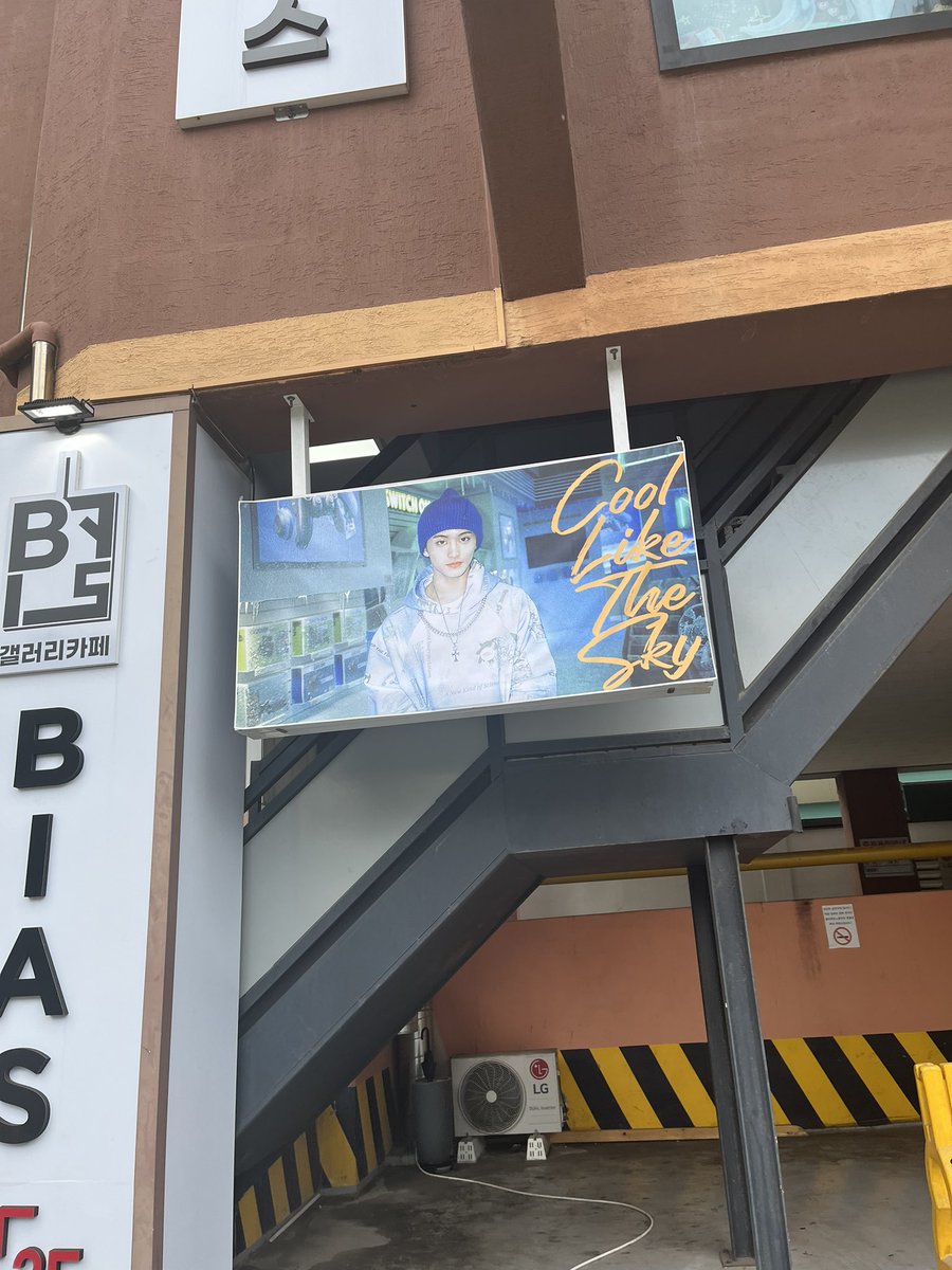 Headofncity's tweet photo. 📍갤러리카페 바이어스

영웅맠 보자마자 여긴가야해 하고 찍어놨던 곳이다 영웅맠은 영웅맠이다 보자마자 성립하는 컨셉이고 전시회해서 레전드맑s을 볼수있는 공간도 있어서 너무 좋았다!!

#마크생일_너는나의멋진하늘 https://t.co/vyYFPIBs11