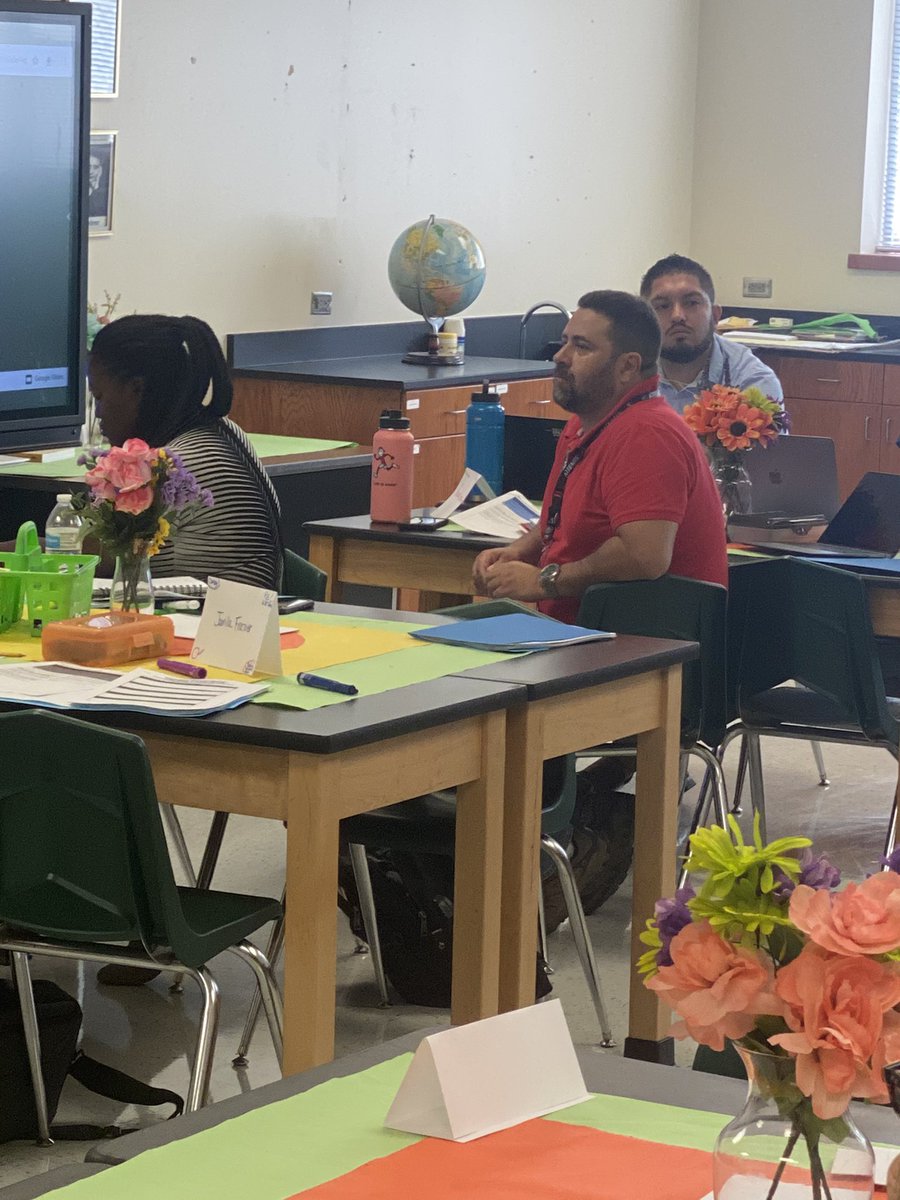 WMAndersonES's tweet photo. Great morning of learning at the New Teacher Academy! Our Champions are ready to master the game! #Masterminds #MakingImpossiblePossible #NewTeacherAcademy #DISD https://t.co/bRrN4muTH6