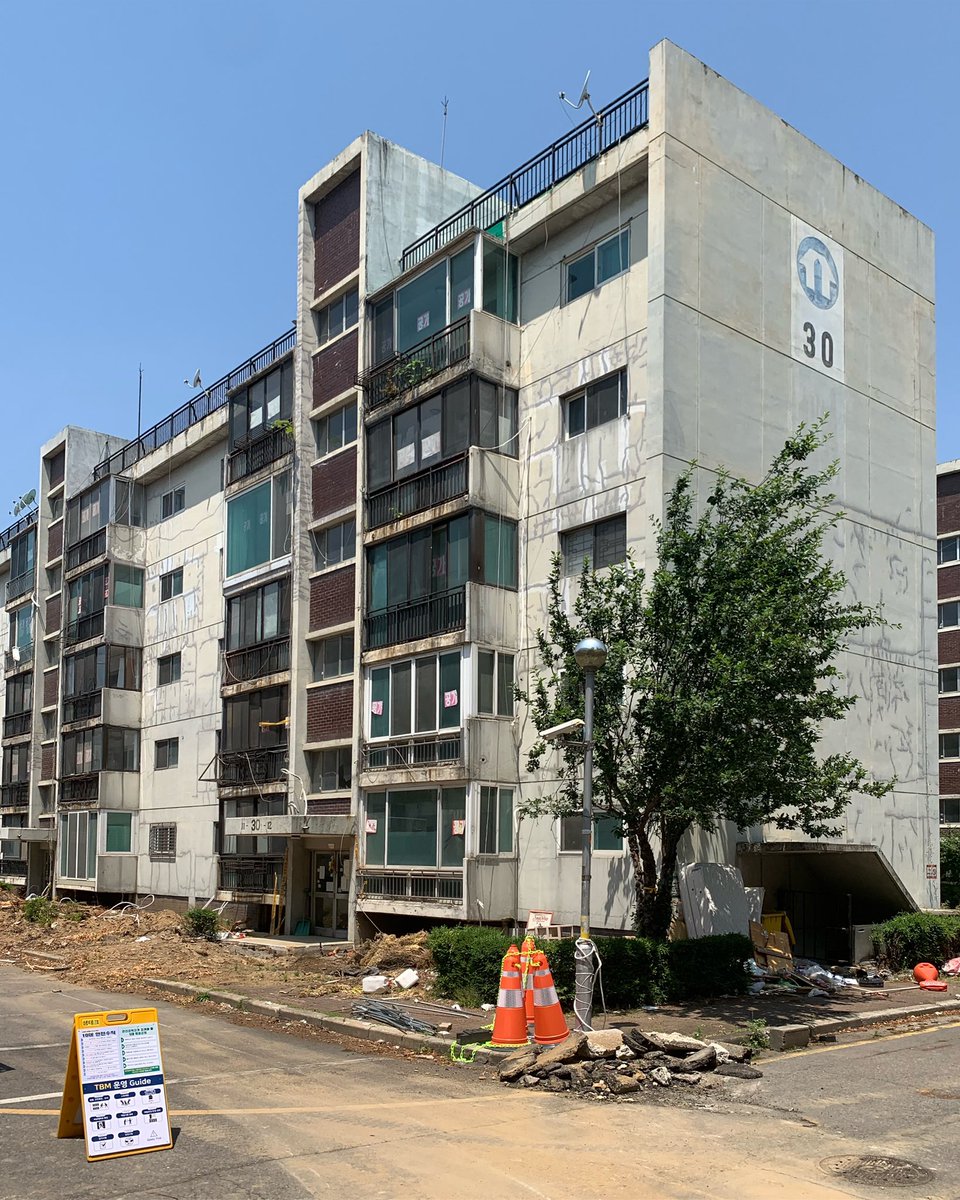 jackwgreenberg's tweet photo. Banpo Jugong 1 Danji was one of the first development projects to introduce apartment condominium living in Seoul. Over the past few months, I’ve made a few visits to document it before fades into history due to demolition. https://t.co/MUUEjhYvmZ