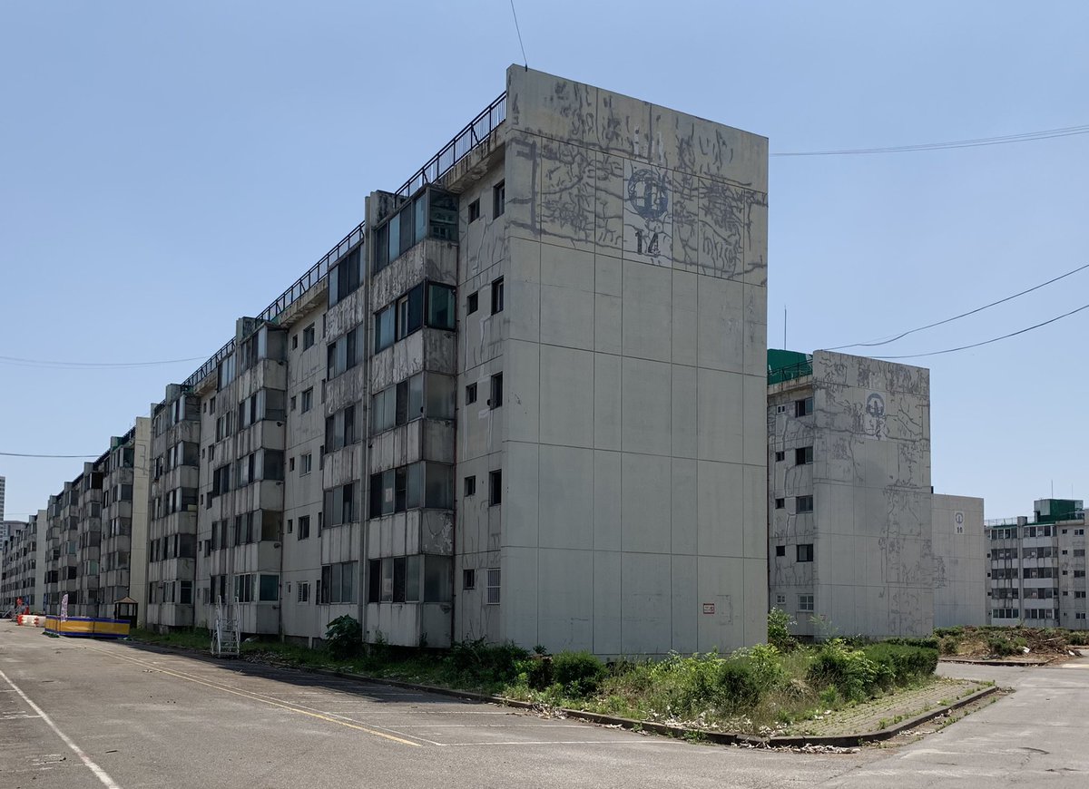 jackwgreenberg's tweet photo. Banpo Jugong 1 Danji was one of the first development projects to introduce apartment condominium living in Seoul. Over the past few months, I’ve made a few visits to document it before fades into history due to demolition. https://t.co/MUUEjhYvmZ