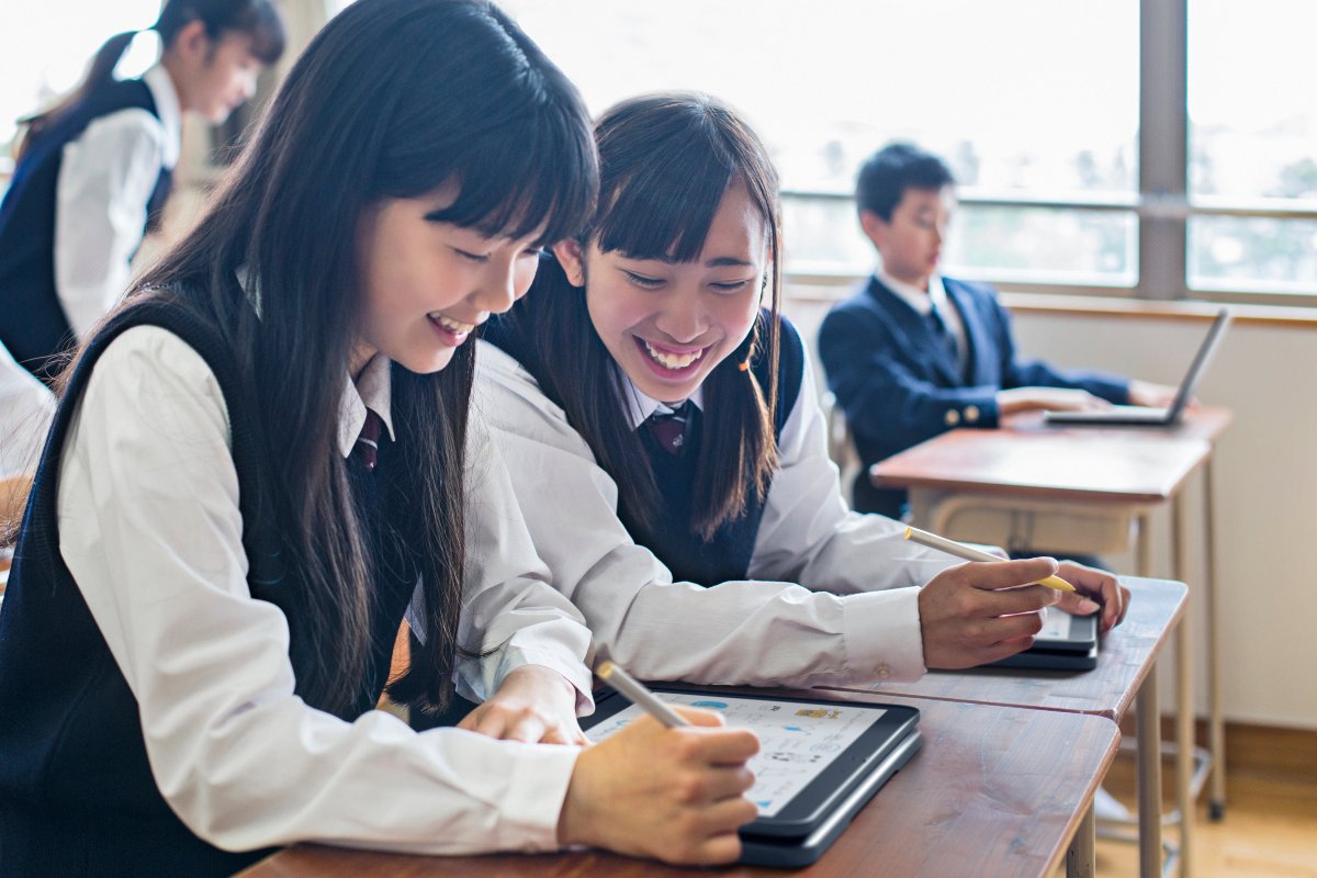 Logitech's tweet photo. The whole school wins when leaders make just one change: Give students a choice in their #edtech. 👏
Elevate their voices to better understand their needs & motivations as the vary by age & ability.
Grace Lee of #LogitechEDU writes more in @DA_magazine:
https://t.co/cZHTZku6Ia https://t.co/if0mH2FdlQ