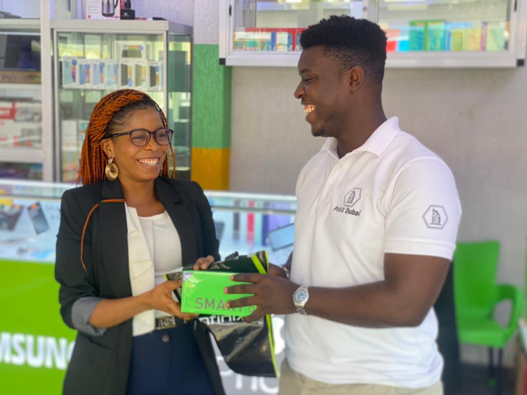 EcommerceTg's tweet photo. Remise de prix à la première  gagnante du jeu de la semaine du e-commerce ce mercredi 03 Août 2022 dans les locaux de PETIT DUBAI.

#eCommerceWeekTG #TogoPride #Ecobank #Togocel #Tmoney #MadeinTogo #PETITDUBAI https://t.co/BnYwANMSLD