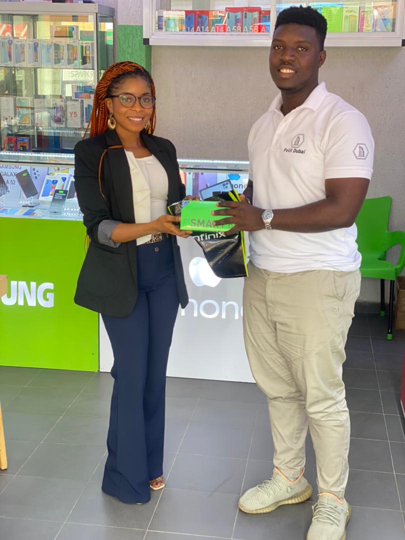 EcommerceTg's tweet photo. Remise de prix à la première  gagnante du jeu de la semaine du e-commerce ce mercredi 03 Août 2022 dans les locaux de PETIT DUBAI.

#eCommerceWeekTG #TogoPride #Ecobank #Togocel #Tmoney #MadeinTogo #PETITDUBAI https://t.co/BnYwANMSLD