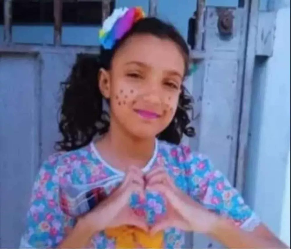 g1's tweet photo. Novas imagens mostram homem caminhando ao lado de menina encontrada morta após ir a padaria em MG https://t.co/L39inh0xUK #g1 https://t.co/fNRZmbEulM
