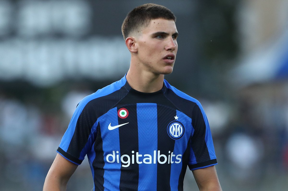 FabrizioRomano's tweet photo. Chelsea are seriously working on Cesare Casadei deal. He’s the next top young target [born in 2003] after Carney and Slonina, Chelsea want to try again after opening bid rejected by Inter. 🔵🇮🇹 #CFC

Negotiations will continue but Inter will try to keep him this summer. https://t.co/Fm5BxpRYJT