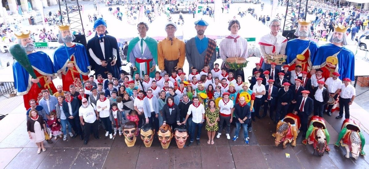 IGarcia_Calvo's tweet photo. Otra de los imprescindibles de #LaBlanca es la Comparsa de #gigantes, #cabezudos, #caballos y #sotas.

Hoy, 3 de agosto, hace 105 años de su nacimiento. Desde entonces, no han parado de animar las mañanas festivas y ser testigos mudos del devenir de la ciudad

Dentro hilo🧵 👇🏻 https://t.co/qRCrRk53mR