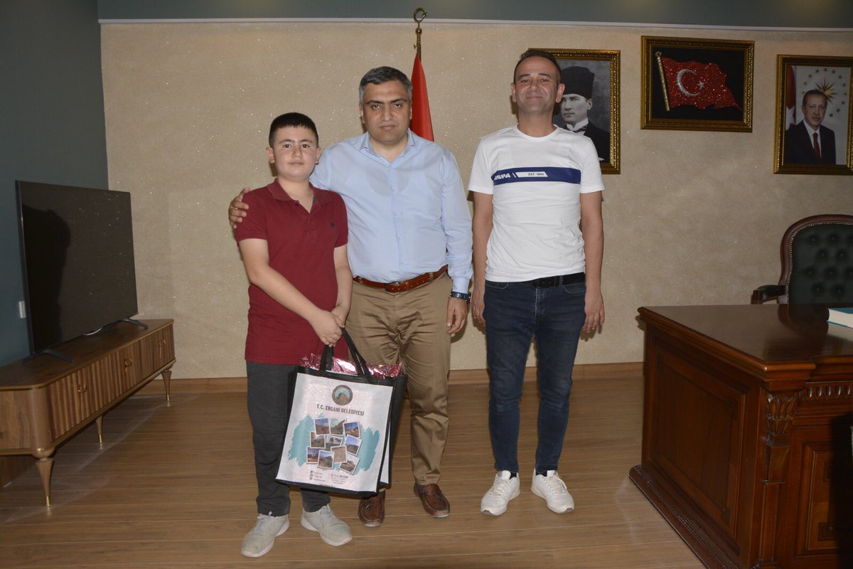 Ergani Ortaokulu öğrencimiz Yusuf ORAL 2021-2022 yılı Eğitim-öğretim yılı Devlet Parasız ve Yatılılık Sınavında 500 tam puan alarak Türkiye 1. olmuştur. Bu başarısını Sayın Kaymakamımız ile paylaşan öğrencimize Kaymakamımız çeşitli hediyelerle ödüllendirdi.<a href="/dbakirvalilik/">T.C. Diyarbakır Valiliği</a>