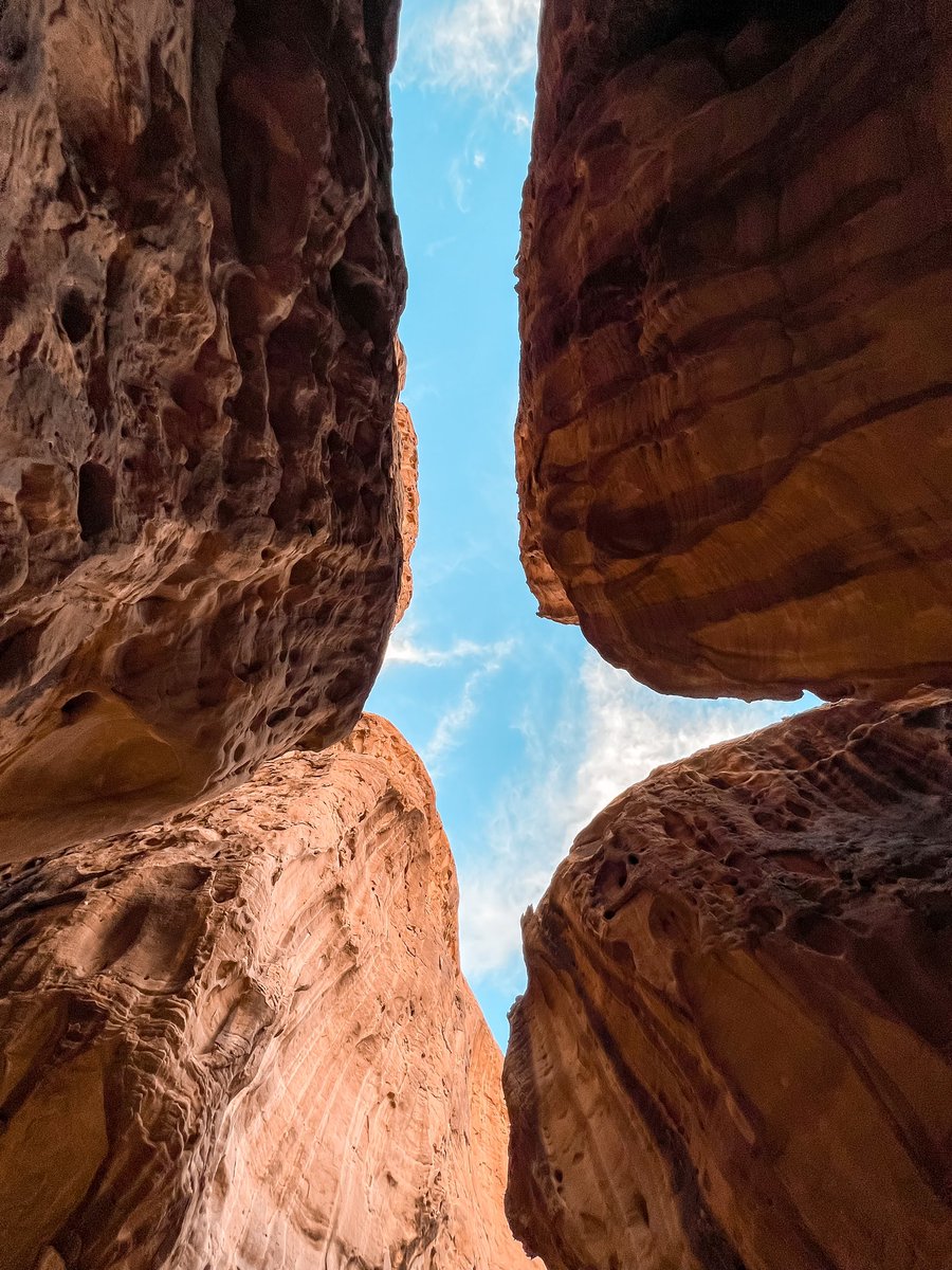 ExperienceAlUla's tweet photo. Narrow canyons create an enchanting frame for the beautiful blue skies. Discover the enchanting desert landscapes of #AlUla for yourself this #SummerUntold.
📷 @MajedAlZain, Photographer
#ExperienceAlUla #AlUlaExplorers https://t.co/BZFRYeBqZH