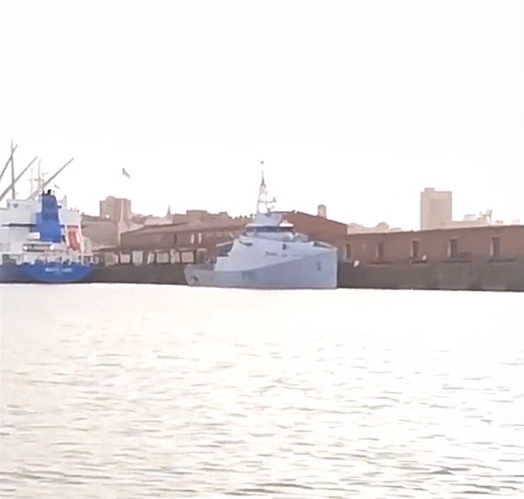 WarshipCam's tweet photo. South African Navy Project BIRO (tentatively the new Warrior-class) multi-mission inshore patrol vessel (MMIPV) SAS King Sekhukhune I (P1571) in Port Elizabeth, South Africa – August 2, 2022 #saskingsekhukhunei #p1571
* photo from video posted on TikTok by @bosun_keanueades https://t.co/kIiv45CKsN