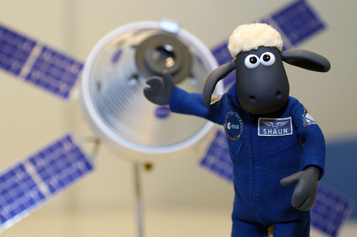 SPACEdotcom's tweet photo. European Space Agency recruits Shaun (the sheep) for Artemis 1 moon mission https://t.co/9in9cdmlOx https://t.co/AFwBUcyonj