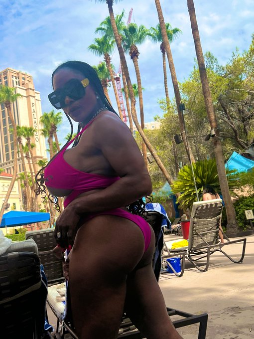 Can you get the oil and rub me down ! https://t.co/rdcD6U9542 #babyoil #vegas #ebonygoddess #kelliprovocateur