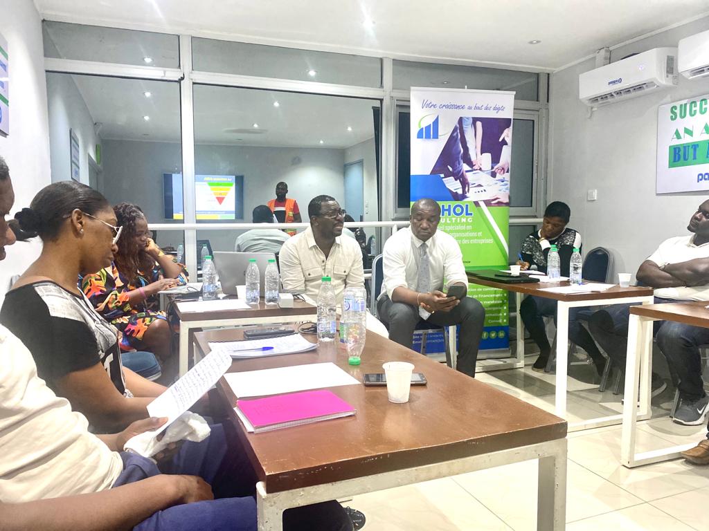 MaholConsulting's tweet photo. 𝐂𝐨𝐦𝐦𝐮𝐧𝐢𝐜𝐚𝐭𝐢𝐨𝐧 𝐨𝐫𝐚𝐥𝐞, 𝐮𝐧𝐞 𝐜𝐨𝐦𝐩𝐞́𝐭𝐞𝐧𝐜𝐞 𝐦𝐚𝐧𝐚𝐠𝐞́𝐫𝐢𝐚𝐥𝐞 𝐢𝐧𝐝𝐢𝐬𝐩𝐞𝐧𝐬𝐚𝐛𝐥𝐞 💡A travers l'intervention de notre facilitateur, M. @JPTCHOMDOU nos apprenants ont pu acquérir des compétences communicationnelles.
Tel: 620 13 38 85 https://t.co/48X82ySh2x