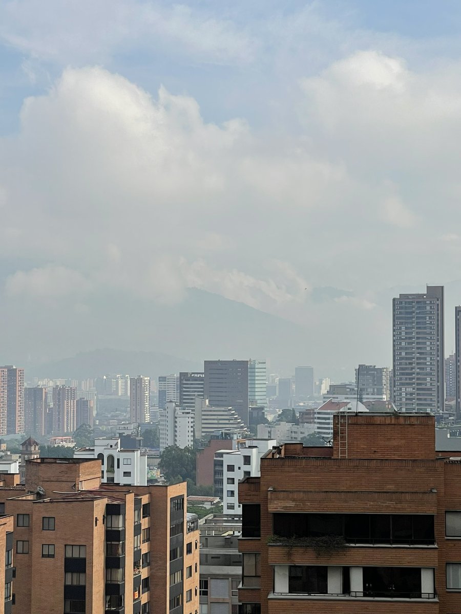 _JotaT's tweet photo. -Mor, tan linda la bruma en Medellín con estos días de lluvia…

-La bruma:

#CalidadDelAire #Contaminación #Airmony https://t.co/qWge8nV0Sg