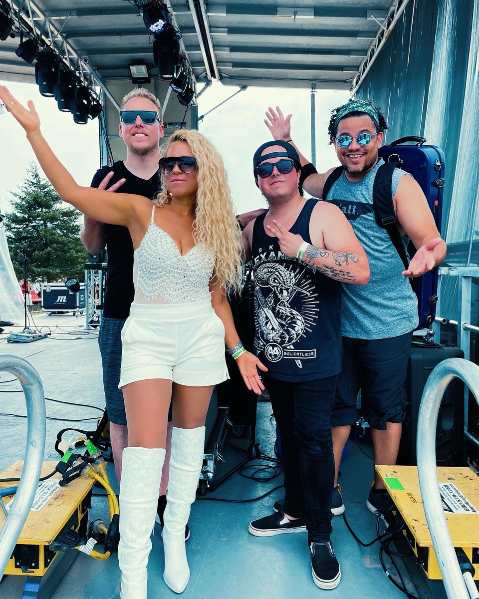 Massive THANK YOU to <a href="/CountryThunder/">Country Thunder Gaming</a> for having us out with such a dope lineup alongside <a href="/MorganWallen/">morgan wallen</a>, <a href="/HardyMusic/">HARDY</a>  and @BlancoBrown!  So #GRATEFUL to hit the stage and to see all of you dancing and singing along in the crowd! 🙌🏻🎙🔥🎻🎸🥁 We TRULY appreciate the love! ❤️🥰🙌🏻😘