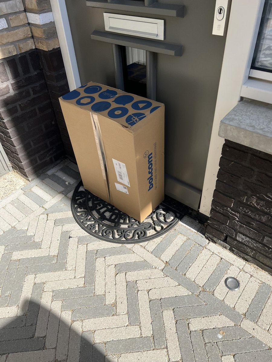 Hallo <a href="/bol_com/">bol</a> is het gebruikelijk dat de bezorger een pakketje voor de deur zet als je noet thuis bent? Of is dit een gevalletje ‘targets halen’?