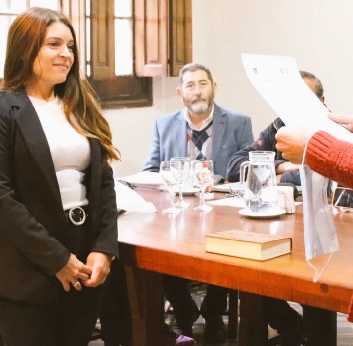 Malero04's tweet photo. Asumí como Concejal de mi Ciudad. Es por un corto tiempo, pero implica una gran responsabilidad. 
Lo voy hacer de la mejor manera, con los valores que me inculcaron mi mamá y mi papá, dos personas honradas y honestas que amaban tanto #VillaAllende como yo. https://t.co/UyAlzz8rx4