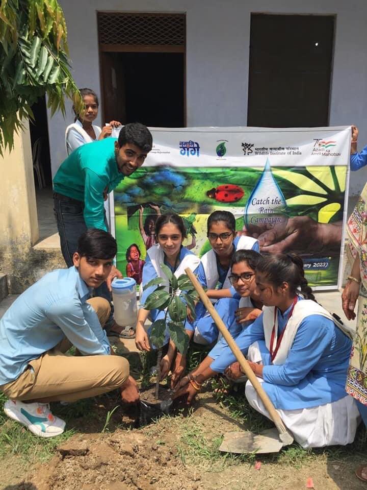 CallingGanga's tweet photo. CTR-Activity7
WII-NMCG organised plantation drive under the #CatchTheRainCampaign with the students of class 9th & 11th of Kisan Inter College, Bijnor, Uttar Pradesh https://t.co/TvTQq3Cns3