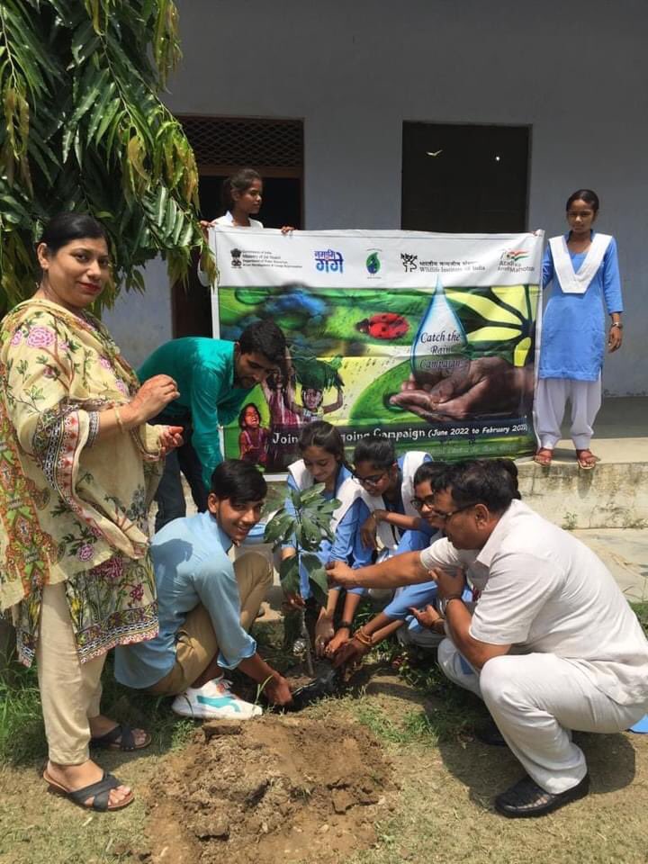 CallingGanga's tweet photo. CTR-Activity7
WII-NMCG organised plantation drive under the #CatchTheRainCampaign with the students of class 9th & 11th of Kisan Inter College, Bijnor, Uttar Pradesh https://t.co/TvTQq3Cns3
