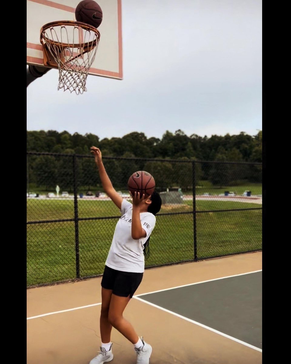 CarsonRPressley's tweet photo. Hard work on the outdoor court! 🏀💪🏽 #hoopntellacademy #girlsbasketball @_CoachTB @dougregister5 https://t.co/PuJv8Z4NpM