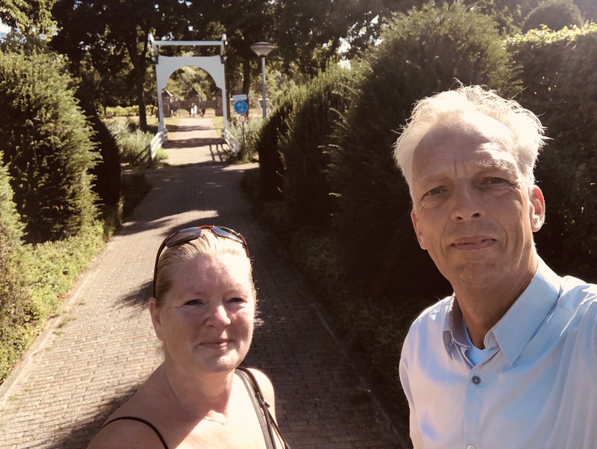 SjorsFrohlich's tweet photo. Het was een mooie dag voor een wandeling door het Viaanse bos. Uitgenodigd door Chantal van den Thillart in het kader van “Buurten met de burgemeester”. 
Werken in Den Bosch, wonen in ⁦@5heerenlanden⁩. Voor Chantal de ideale combinatie. Dank voor het gesprek! https://t.co/ulcX4vVAWG