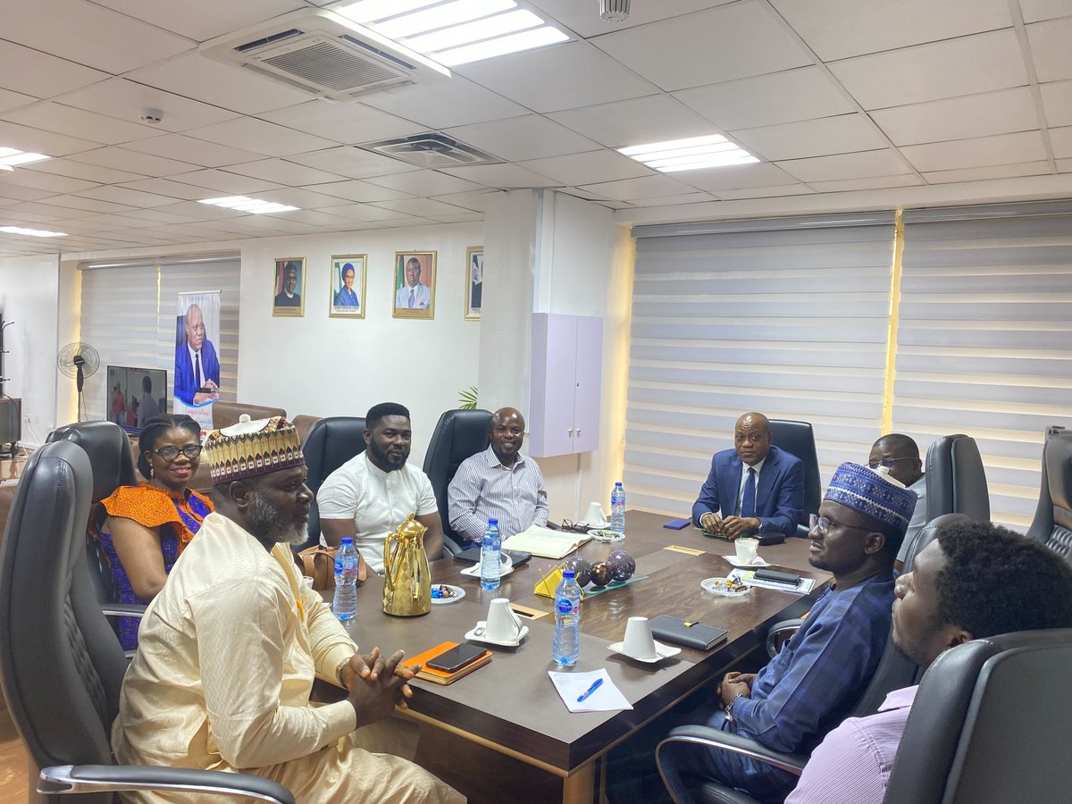 flowminder's tweet photo. We met with the Chief Statistician @NBS_Nigeria to present how we use mobile phone data for development purposes. NBS expressed their interest in statistics generated from #CDRdata & are keen to find ways to collaborate to bring this to fruition in #Nigeria. @dsn_ai_network https://t.co/v2JBobLvHA