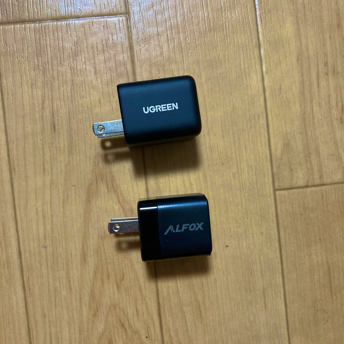 bunborgfc's tweet photo. #UGREEN の充電器と
#Alfox の充電器。
Alfoxの方が一回り小さいかな。
どちらの商品も折りたたみ式なので、
コンセントに差す部分が収納できるのが特徴。
今日は、充電するものがないので
改めてレビューします。
#PD充電器
30W Type-C 小型急速充電器 https://t.co/AImqagXt8g