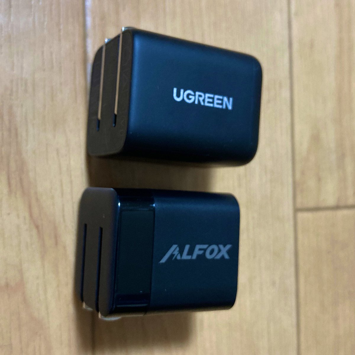 bunborgfc's tweet photo. #UGREEN の充電器と
#Alfox の充電器。
Alfoxの方が一回り小さいかな。
どちらの商品も折りたたみ式なので、
コンセントに差す部分が収納できるのが特徴。
今日は、充電するものがないので
改めてレビューします。
#PD充電器
30W Type-C 小型急速充電器 https://t.co/AImqagXt8g