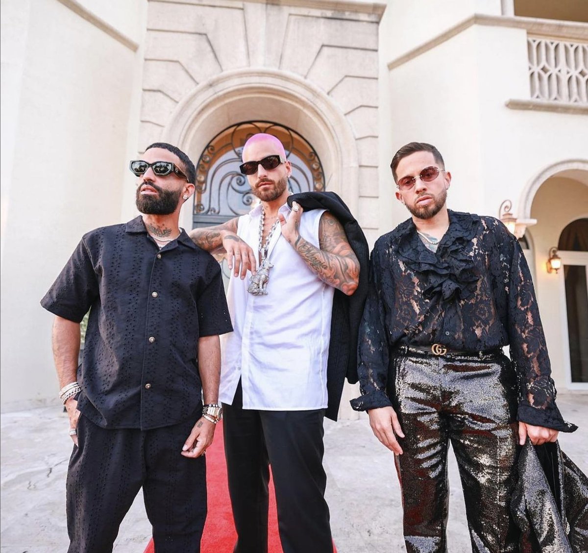 Llegó el día para disfrutar del video oficial de #Tsunami de @maluma x #arcangel y @DeLaGhettoReal estrena a las: 4pm 🇨🇷🇬🇹🇳🇮🇭🇳 | 5pm 🇵🇦 A poner alarma... ⏰🎶 #Maluma #Arcangel #DelaGhetto