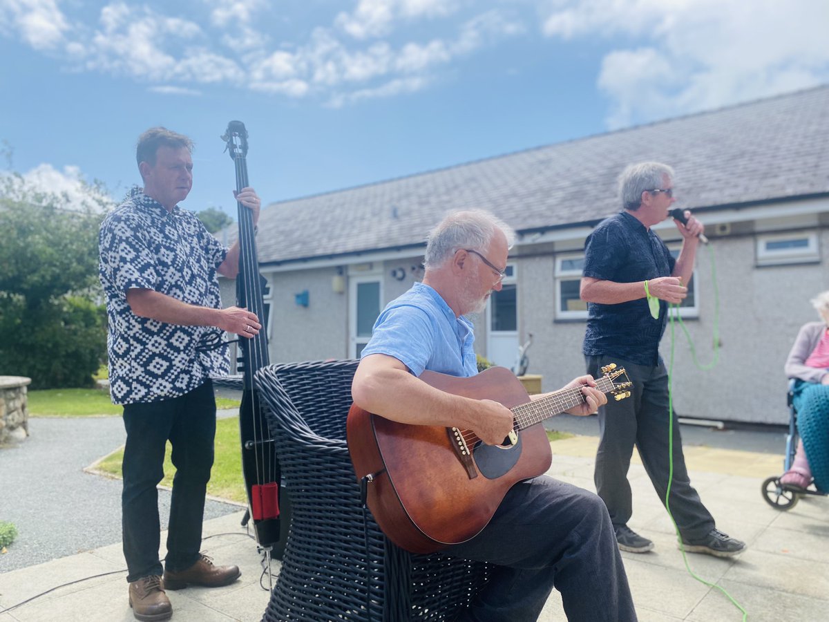 livemusicnowcym's tweet image. Final #CareHome session for new #musicians Richy, Andy &amp;amp; Greg at Plas Y Don #Pwllhelli #Gwynedd on the #LlynPeninsula this afternoon out in the sunshine ☀️ this time #BringMeSunshine 🎶 #MusicMatters @careforumwales @Arts_Wales_ @AgeofCreativity @AlzSocCymru @talkolderpeople 🏴󠁧󠁢󠁷󠁬󠁳󠁿