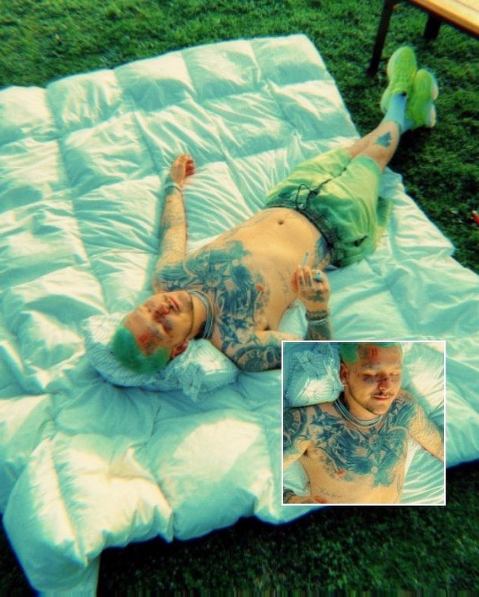 Tiempox_Mex's tweet photo. Todo quedó en el pasado…🍃

➡️El intérprete de “Botella tras botella” había dicho a un programa de televisión que rediseñó ese tatuaje. “Me tatué; tenía unos ojos aquí (en el pecho), me los tapé con unas alas, e hice un diseño completo de pecho. (Fue un diseño) de gusto. https://t.co/4r8p21rIgE