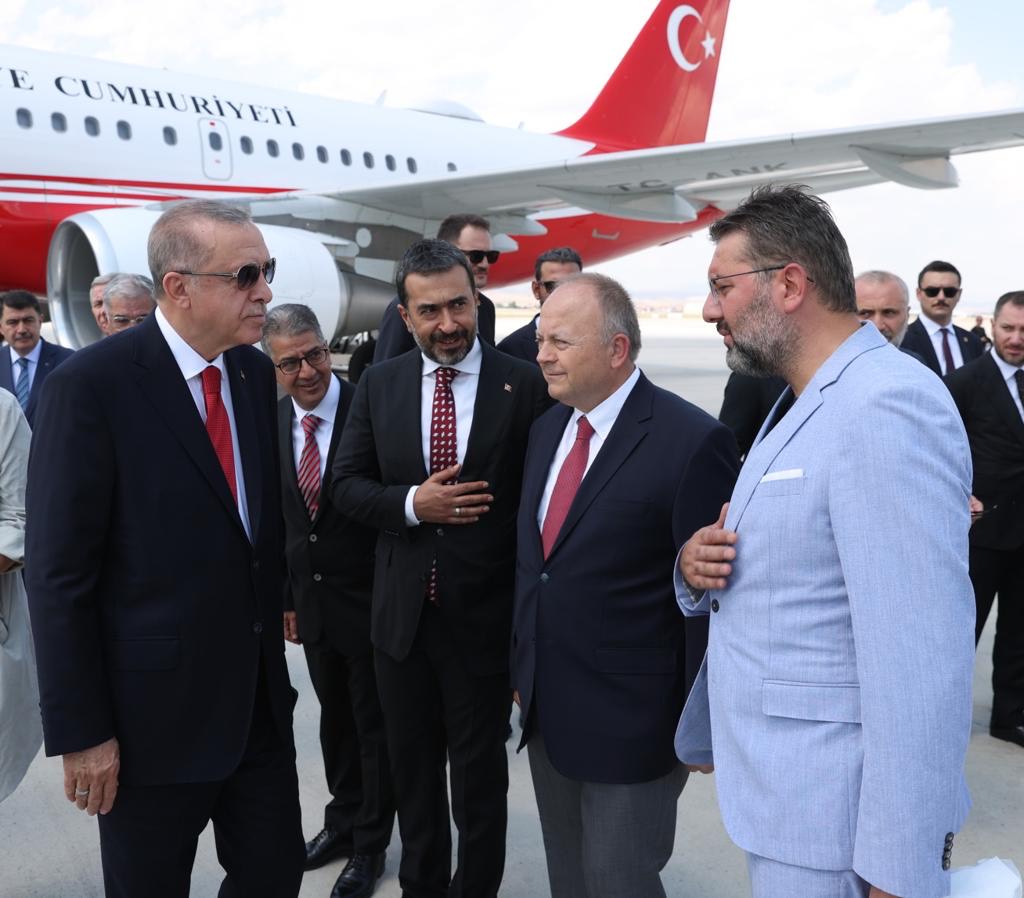Kulübümüzün Başkanı Talip Çankırı, Cumhurbaşkanımız Recep Tayyip Erdoğan’ı Esenboğa Havalimanı’nda karşıladı ve kulübümüz hakkında bilgilendirmelerde bulundu.

Karşılamada Kulüp Saymanımız Şahap Yaralı ve İdari Asbaşkanımız Vahit Vardar da hazır bulundu.