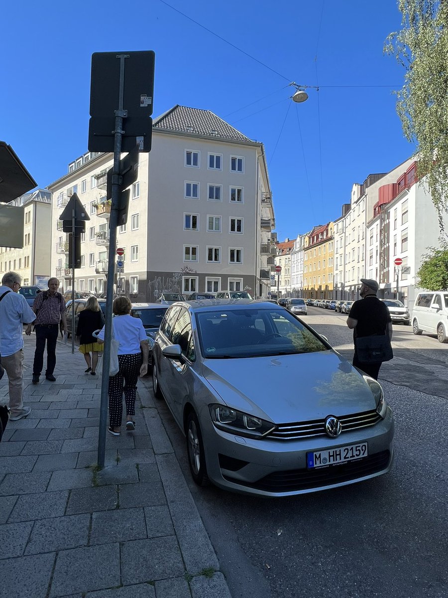 AnnieMuc's tweet photo. Autos können gerade in der Innenstadt nicht weiter die Hauptbesetzer des öffentlichen Raums sein. Dazu braucht es aber gute Alternativen und ein Mitnehmen der Bürger*innen durch gute Beteiligung. @barbara_hartje @RolandHefter @wortesuchen #AndreasSchuster @RathausSPD https://t.co/rmZPrPfiua