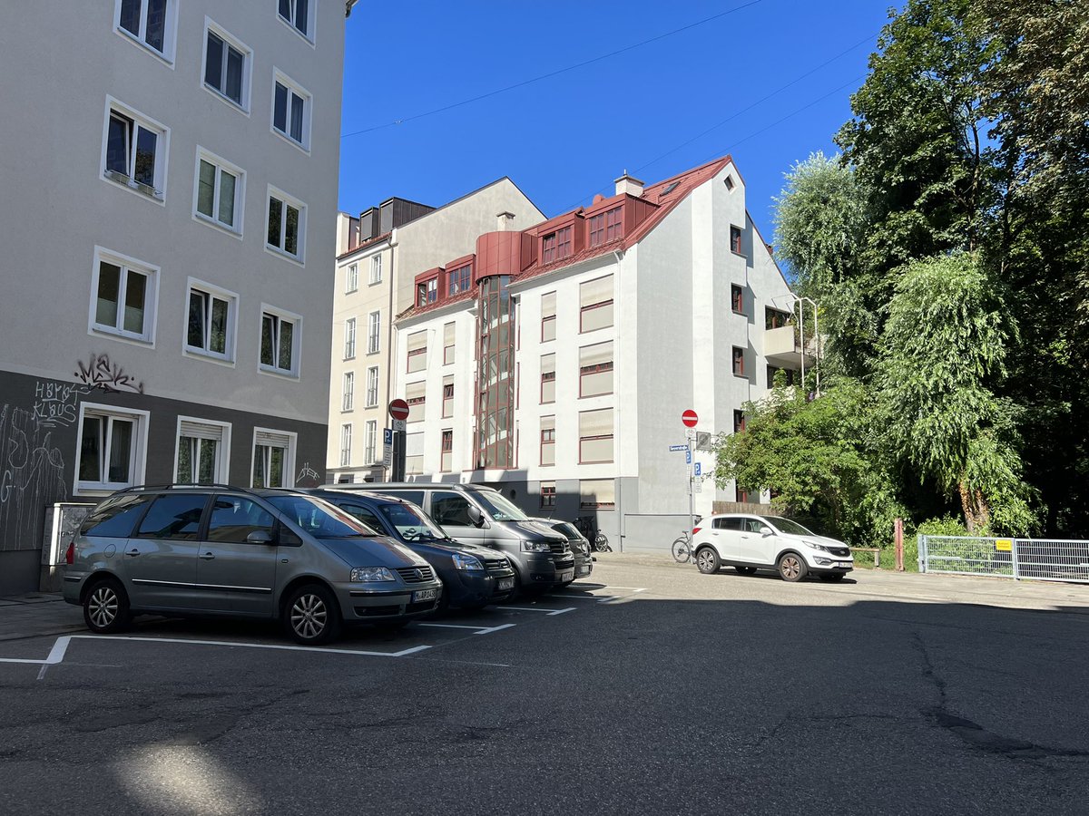 AnnieMuc's tweet photo. Autos können gerade in der Innenstadt nicht weiter die Hauptbesetzer des öffentlichen Raums sein. Dazu braucht es aber gute Alternativen und ein Mitnehmen der Bürger*innen durch gute Beteiligung. @barbara_hartje @RolandHefter @wortesuchen #AndreasSchuster @RathausSPD https://t.co/rmZPrPfiua