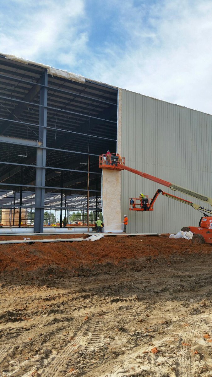 SteelCoBldgs's tweet photo. Going up ⬆️

It takes far less time to erect a prefabricated steel building than ordinary exterior framing. In fact, it’s often half the time!

#metalbuilding #steelbuilding #steelco #steelbuilders #buildingdesigners #builders #design #metalconstruction #contractors #construction https://t.co/tDRuZCld9K