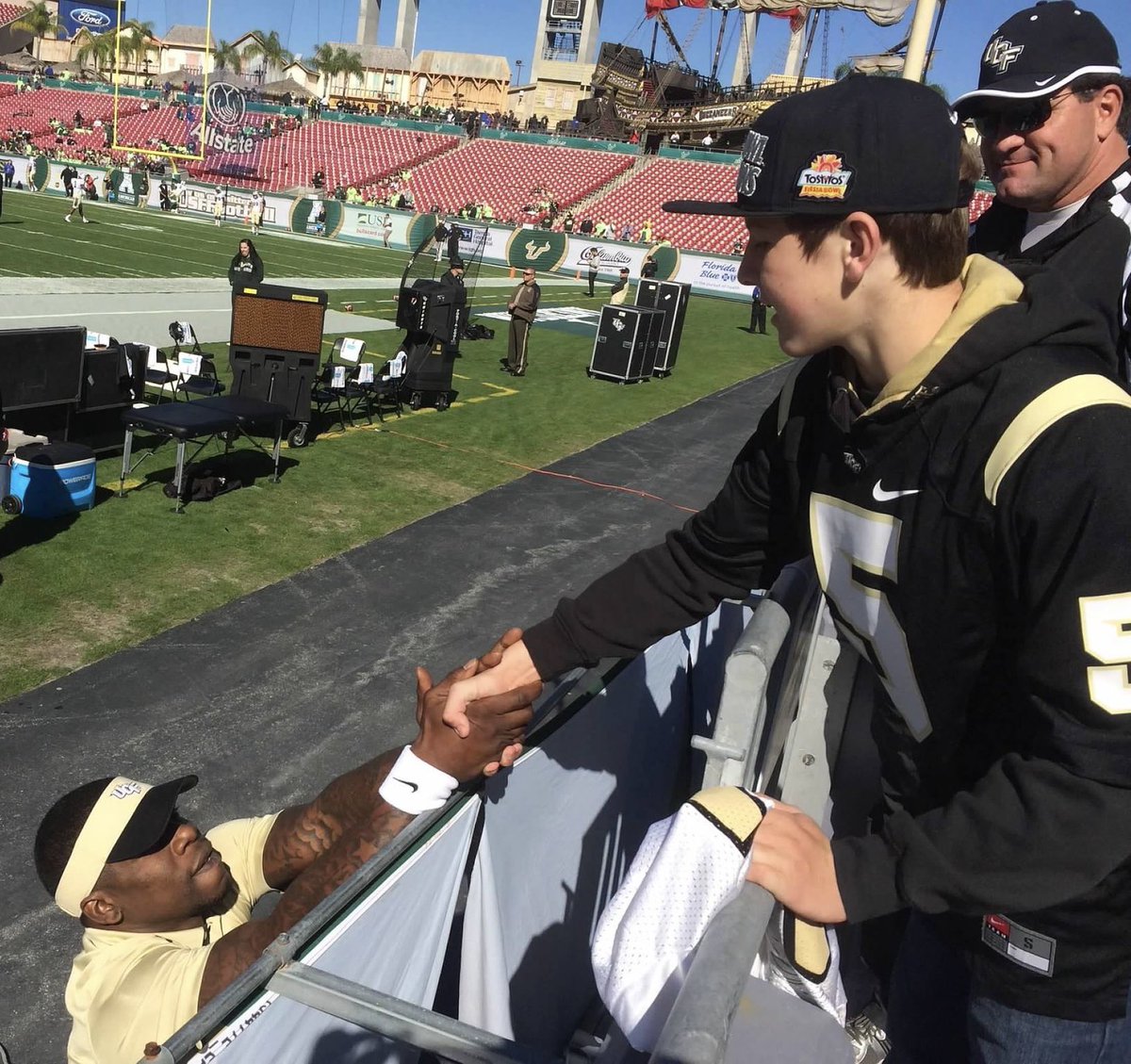 SSN_UCF's tweet photo. UCF Walk-on LB &amp; transfer from Army, @camvining5 grew up a hardcore UCF fan!

He was at the Peach Bowl vs Auburn, Fiesta Bowl vs Baylor, Liberty Bowls vs Miss St &amp; Georgia, + many others. His mom &amp; dad (@ChrisVining1612) both graduated from UCF.

💛🖤  to see that! #ChargeOn ⚔️ https://t.co/nPjbJbHYnr
