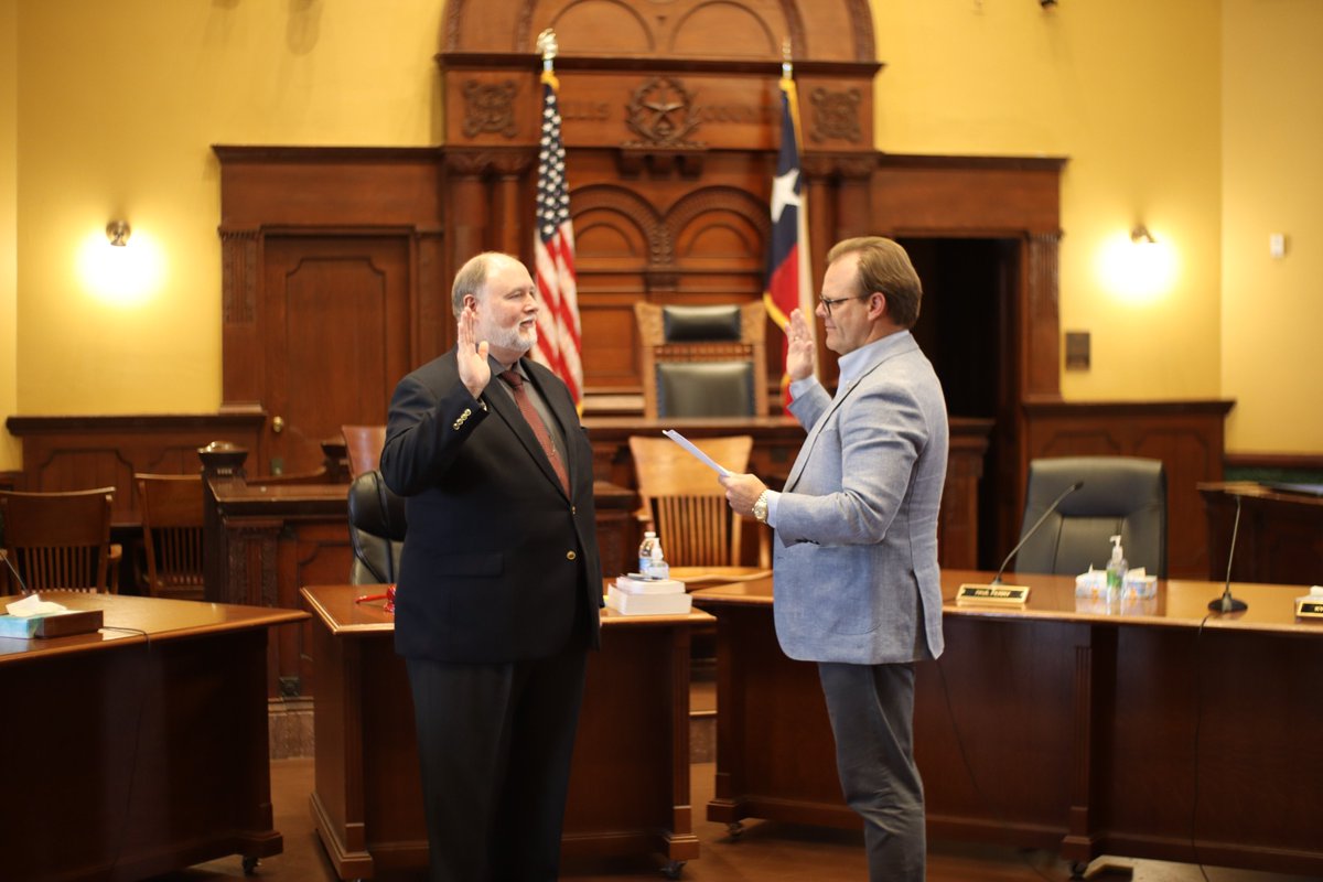 EllisCounty_TX's tweet photo. Judge Little was proud to swear in E.J. Harbin as the Ellis County Purchasing Agent, having him take an oath to uphold the Constitution and the laws of the State of Texas. Harbin has served since 2019 and is honored to begin another 2-year term.
#localgovernment #purchasingagent https://t.co/3PHQ50qVyD