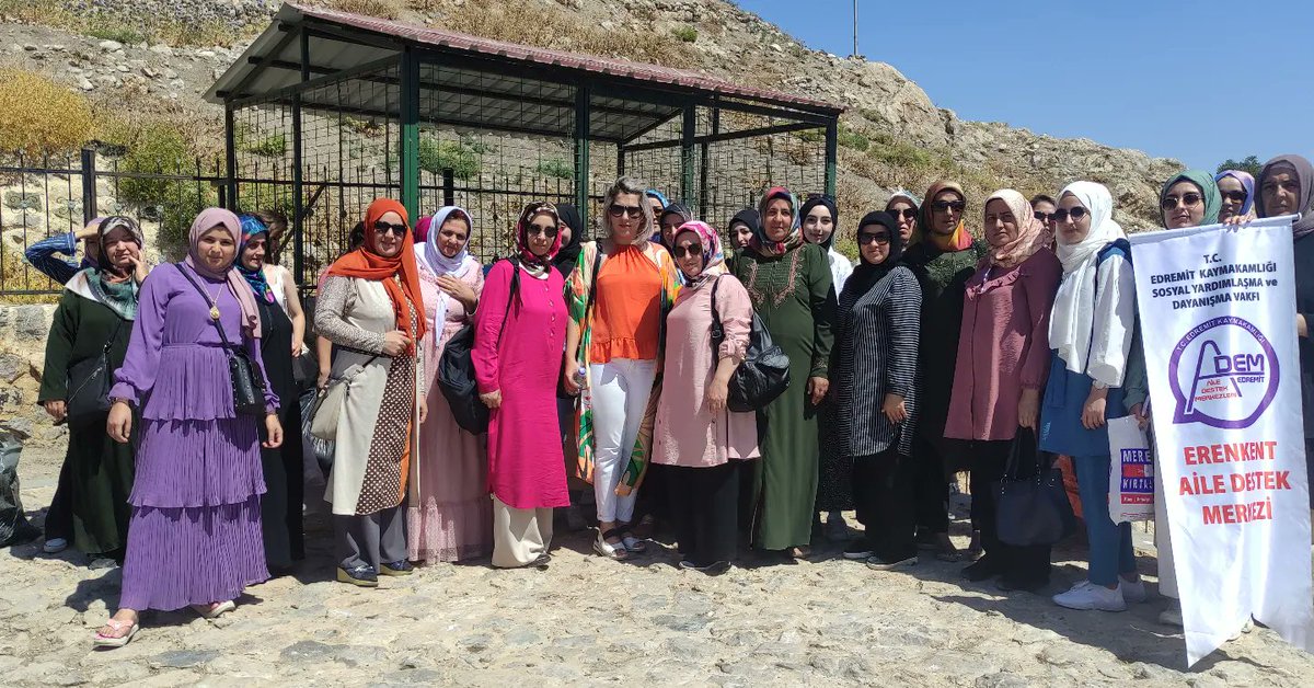 erenkentADEM_1's tweet photo. Büyükşehir Belediyesinin‘'Vanlı Kadınları Doğal Güzellikler ile Buluşturuyoruz'projesi kapsamında kadınlar tarihi ve doğal güzellikleri gezmeye devam ediyor.Bugün Akdamar Adası vardı ve ilk kez gören kadınlarımız  emeği geçenlere teşekkürlerini ilettiler.
@deryayanikashb https://t.co/dOGGQ9HRO7