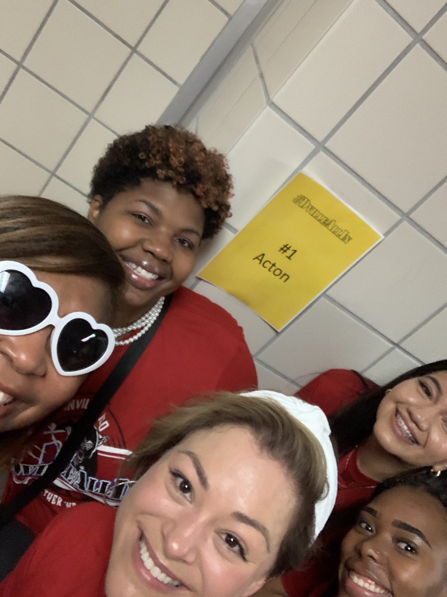 chellarnol's tweet photo. Convocation 2022-2023 #dvilleallin #duncanvilleisd https://t.co/7sa7Q6zci8