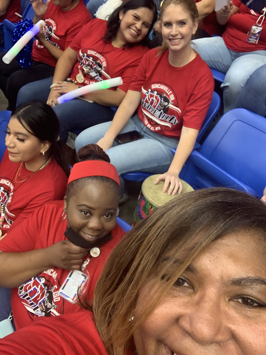 chellarnol's tweet photo. Convocation 2022-2023 #dvilleallin #duncanvilleisd https://t.co/7sa7Q6zci8