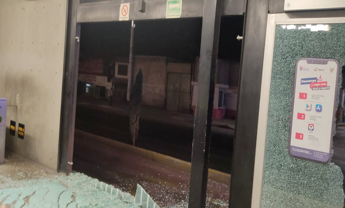 Quadratin_Hgo's tweet photo. 🚨 #AlMomento 🚨
#EntérateEnQuadratín  
🔴👉 Disparan contra estación Ejército Mexicano del Tuzobús en Pachuca

Aquí la información --> https://t.co/0nWBWgej8A https://t.co/EquqIJ5RdW