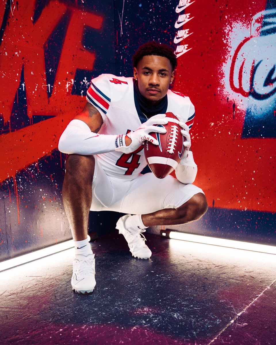 LibertyFootball's tweet photo. May we interest you in some media week photos? 👀 https://t.co/zOLMODTKN3