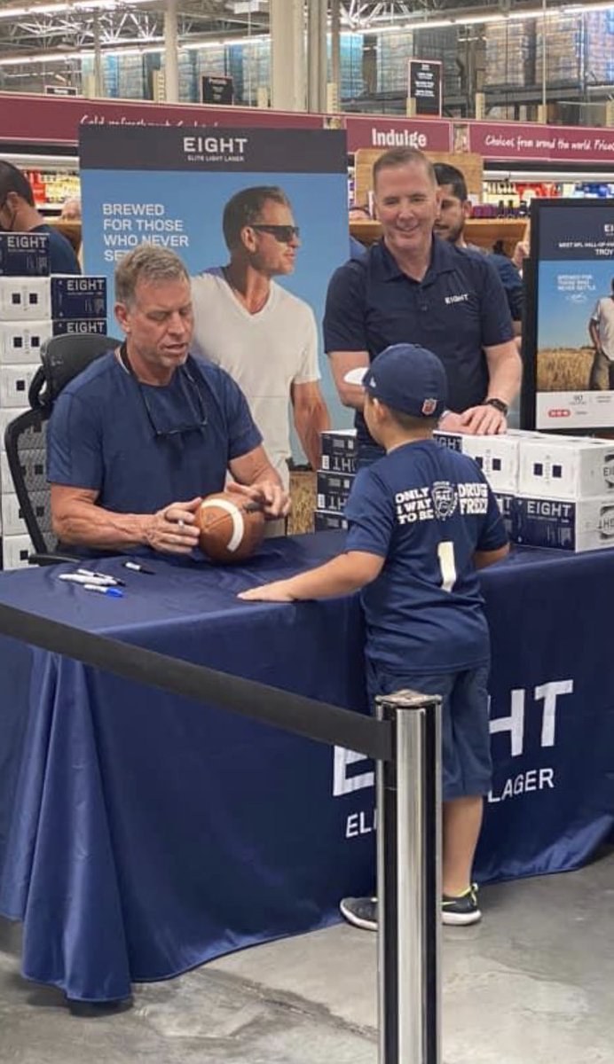 YasminBarrera90's tweet photo. Zachary met @TroyAikman at @HEB in Sharyland. The beer was for me and Zach loves his ball. Thanks Troy for making Zachary’s day he hates smiling but you sure made him smile and I can’t wait to drink my @drinkeightbeer #eightbeer #TroyAikman #HEB https://t.co/a2wCkDenHG