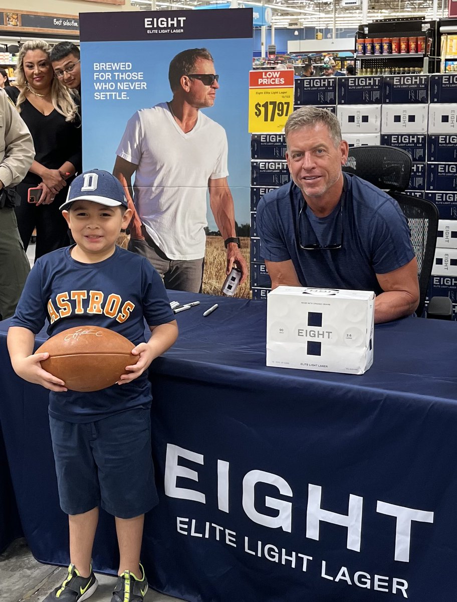 YasminBarrera90's tweet photo. Zachary met @TroyAikman at @HEB in Sharyland. The beer was for me and Zach loves his ball. Thanks Troy for making Zachary’s day he hates smiling but you sure made him smile and I can’t wait to drink my @drinkeightbeer #eightbeer #TroyAikman #HEB https://t.co/a2wCkDenHG