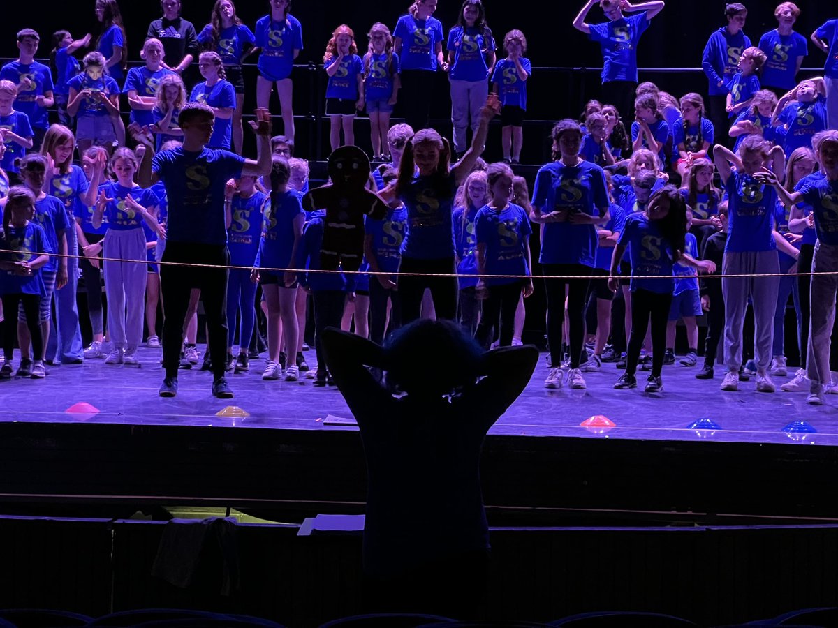 RCTdunblane's tweet photo. Pulling her hair out? Or doing a rendition of head, shoulders, knees and toes?!

#HumpDay #ShrekInAWeek #ShrekTheMusical #Shrek #ShowInAWeek #MusicalTheatre #WoesOfADirector https://t.co/HhPFGaYMiR